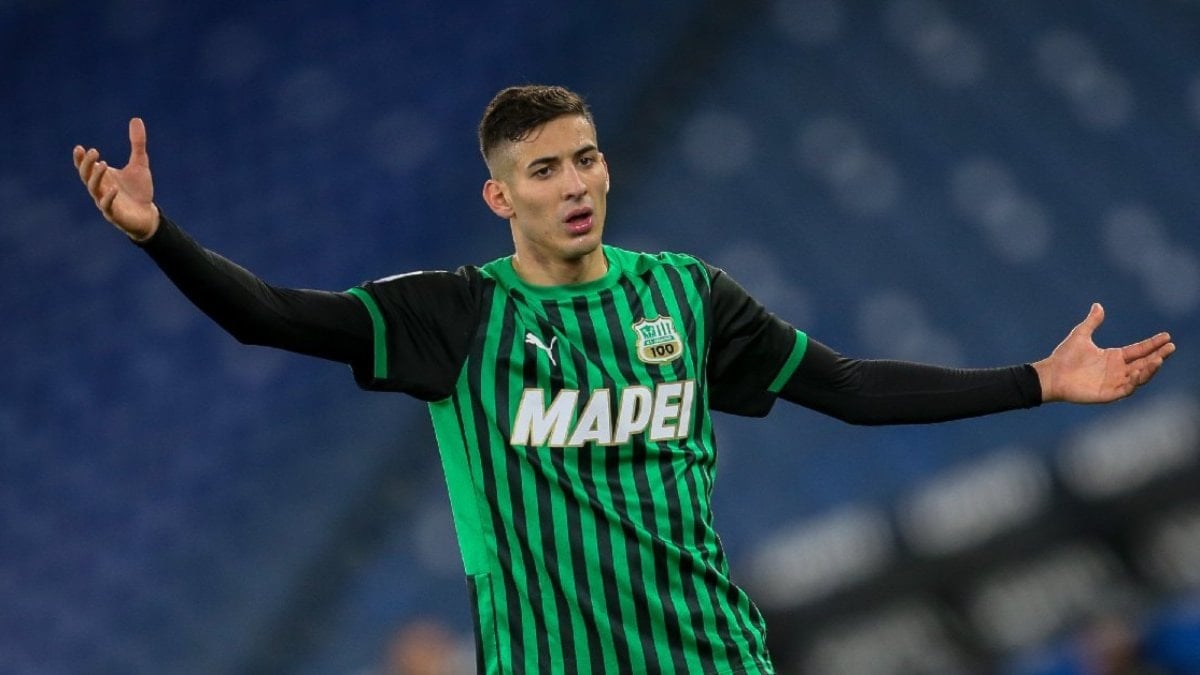 TransferOperat1's tweet photo. 🗞 Transfer News 🗞

Mert Müldür 》》Fenerbahçe SK ⌛️✍️

SOON... 🟡🔵
#Transfers #USSC #Sassuolo #FB #Fener #Fenerbahce #SuperLig #MertMuldur https://t.co/RbrToxv9BG