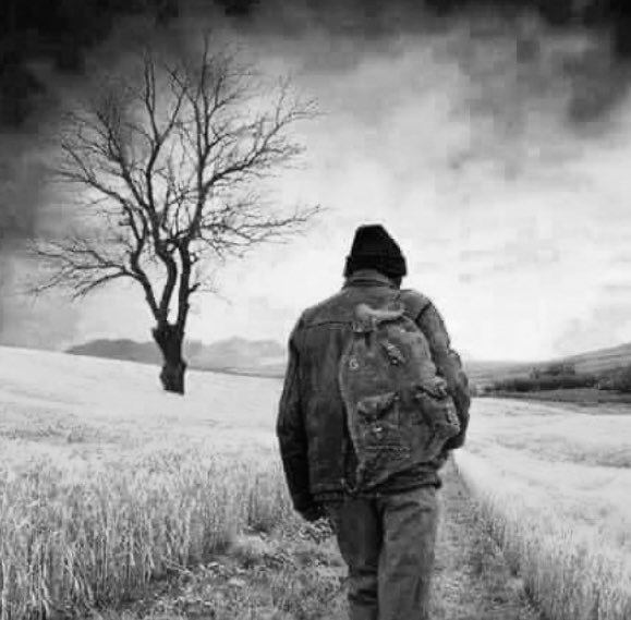 Heybemi karıştırıyorum;
Bir kaç yarım şiir,
Uzun bir yol,
Kimsesiz bir özlem kalmış..

Şimdi yaşamak mı diyeceğiz buna?
Nedir bu dünyanın hali diye
_______sormazlar mı insana?

(......)