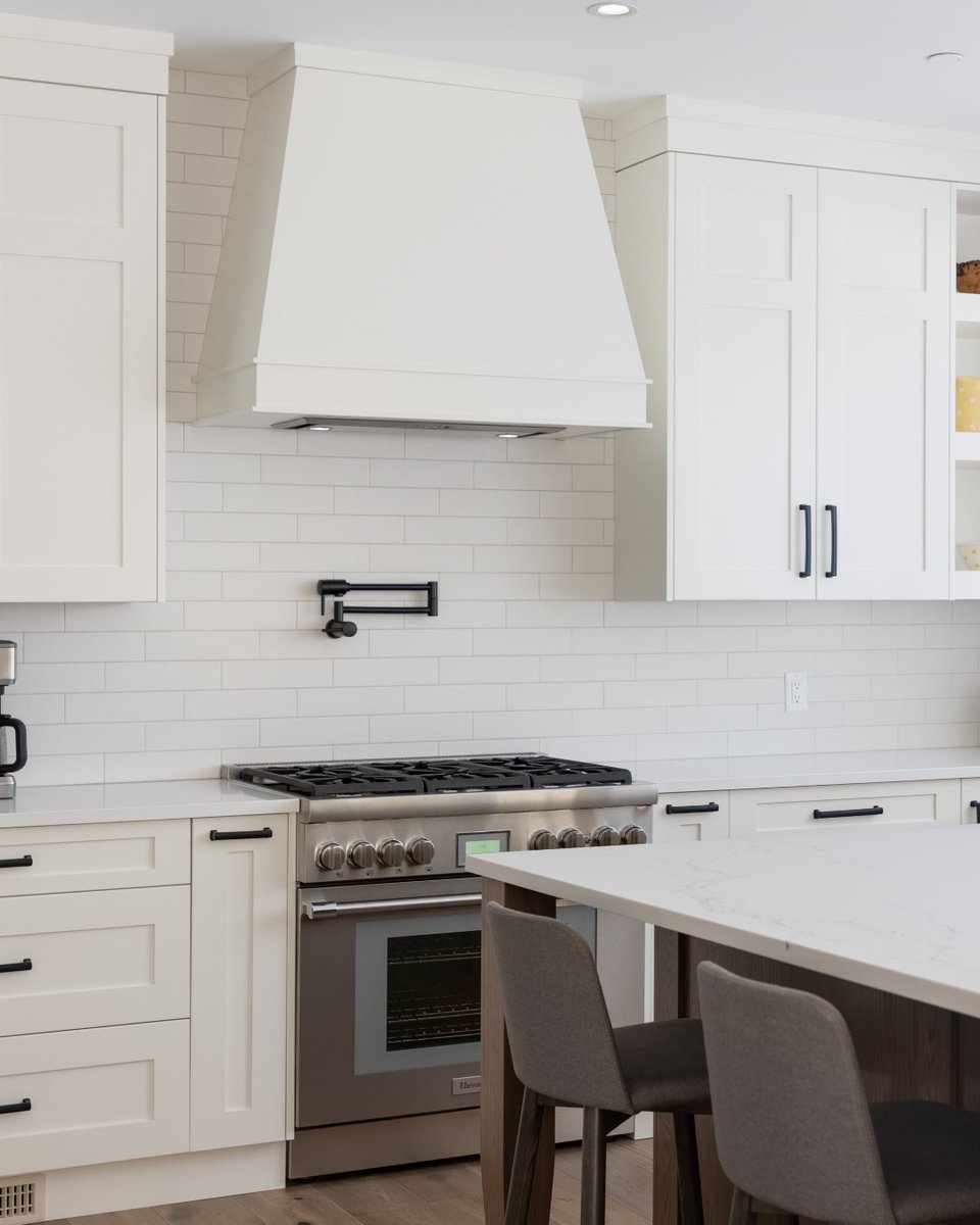 Enhance your kitchen reno with a custom hood from Norelco Cabinets! Elevate style and functionality with our expertly crafted hoods. Say goodbye to ordinary and embrace the extraordinary. Trust Norelco to bring your dream kitchen to life. #NorelcoCabinets #CustomHood #KitchenReno