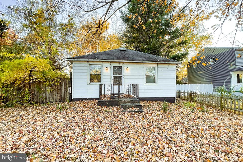 Charming 2 BD/ 1 BA in Cinnaminson has a lot to offer. Call/text/DM me for info.  cpix.me/l/173944550