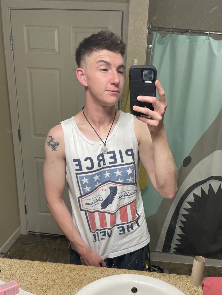 ethanlee_94's tweet photo. 2 months of trying to grow anchor arms. i think its working😈 https://t.co/oFtmgLHx2M
