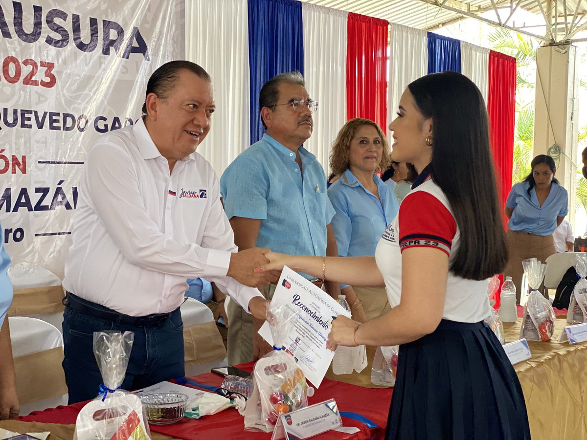 Saludos desde la ceremonia de clausura de la generación 2020-2023 de la Preparatoria No. 23 en San Jerónimo en donde me toca el
honor de ser Padrino de generación.