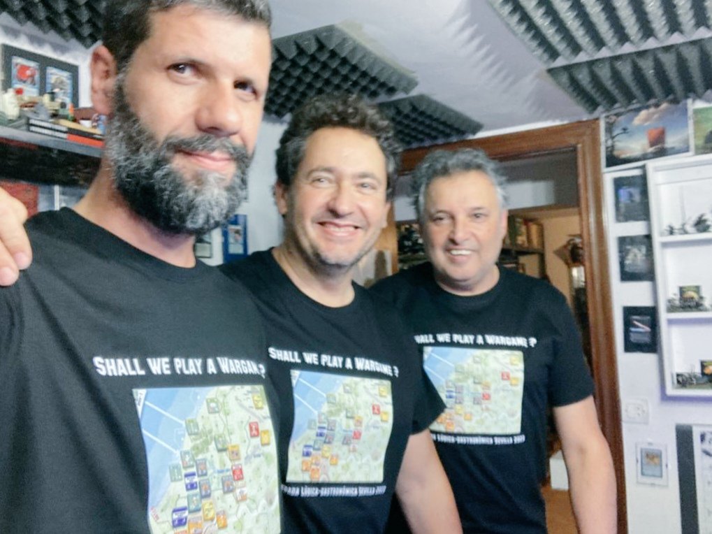 SanchoMateos's tweet photo. Un año más y tengo el placer de compartir mesa con @PaulPanosky y @Silas_Deemer ....cómo ganan en las distancias cortas!!!🤩...estrenamos la kedada23 con #borderreivers.... https://t.co/OaaEcsL25N