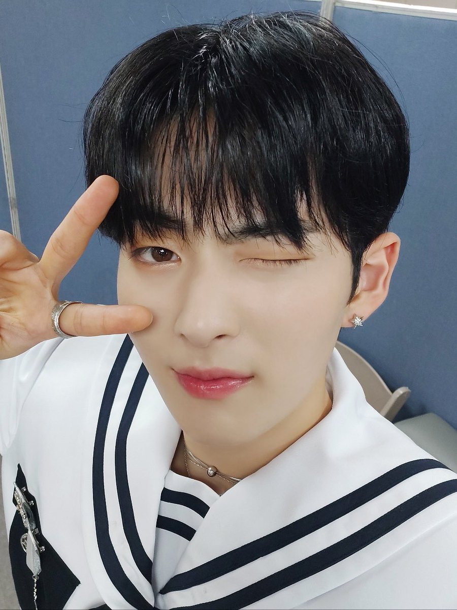 [#타쿠마]
마린룩 어때요?? 멋있죠? ㅎㅎ
아무튼 오늘 비가 많이 오는데도 와주셔서 고마워요💜
감기 걸리지 않게 조심하세요!!

#LUN8 #루네이트 #ルネイト #쿰나잇