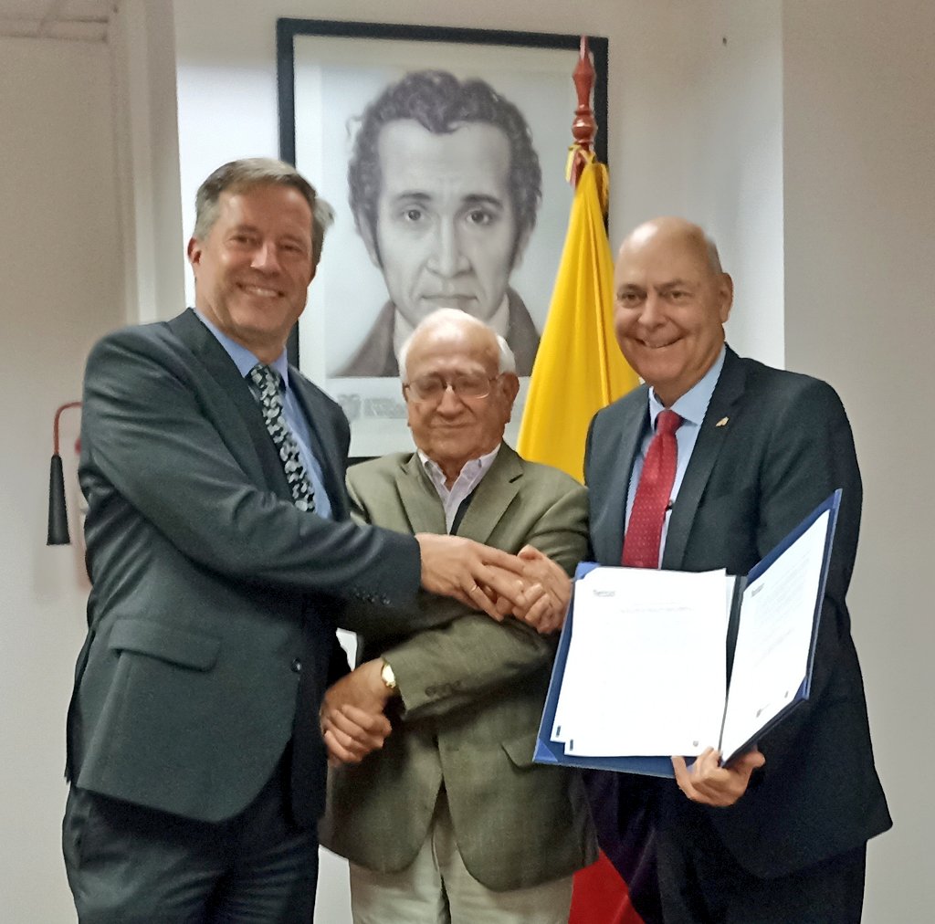 ViceminEnergia's tweet photo. 📌 HOY | 📄
📍 Se firmó el Acuerdo Ministerial para aprobar el estatuto de la Asociación Ecuatoriana de Hidrógeno H2 Ecuador, con la presencia del Viceministro de Electricidad, #MarceloJaramillo y el embajador (e) #HubertusKlink, @AlemaniaQuito. 🇩🇪🤝🇪🇨
#NuestroTrabajoContinúa https://t.co/3Bbl88tNe4