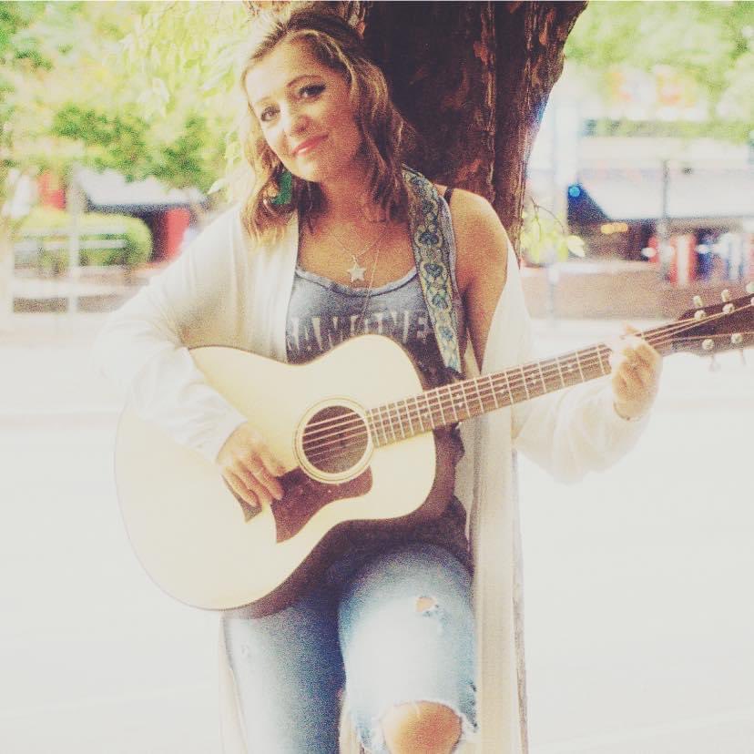 I’m the UK Country Showcase I’m chatting to this weekends Spotlight UK Artiste Sarah Louise <a href="/sarahlou2u/">𝕊𝕒𝕣𝕒𝕙 𝕃𝕠𝕦𝕚𝕤𝕖🌻</a> &amp; playing her music &amp; others from our own homegrown talent. Tune in from noon Sat &amp; Sun at UKCountryRadio.com &amp; I’ll see you there!

Listen live 👉 buff.ly/2TqDnqP