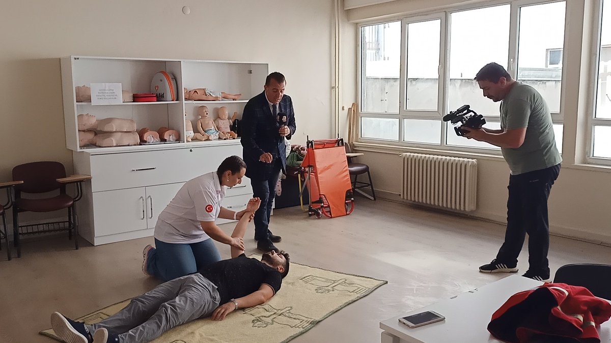 Müdürlüğümüz İsg Birimine Bağlı İlkyardım Eğitimi Merkezi Eğitmenleri boğulma vakalarında doğru müdahale ve ilkyardım konusunda A Haber Tv konuk oldular. <a href="/tcmeb/">Millî Eğitim Bakanlığı</a> <a href="/OzilLevent/">Dr. Levent Özil🇹🇷🇹🇷🇹🇷</a> <a href="/ozkan_meb/">Özkan AVCI</a> <a href="/muratagar60/">Murat AĞAR</a> <a href="/csula1/">Celalettin SULA</a> <a href="/cemalunal_/">C.ÜNAL</a> <a href="/samsuniyem/">samsuniyem</a>