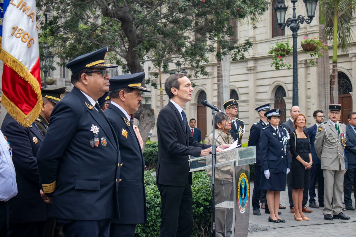 AFLima_Oficial's tweet photo. Hoy en la Plaza Francia, se llevó a cabo la ceremonia en honor al Día Nacional de Francia gracias a la @CancilleriaPeru , la @MuniLima y el @EjercitoPeru, con la presencia del Sr. Embajador Marc Giacomini, el Director General de la #AFLima, Frédéric Robinel y autoridades. https://t.co/nbWnaw4kWP