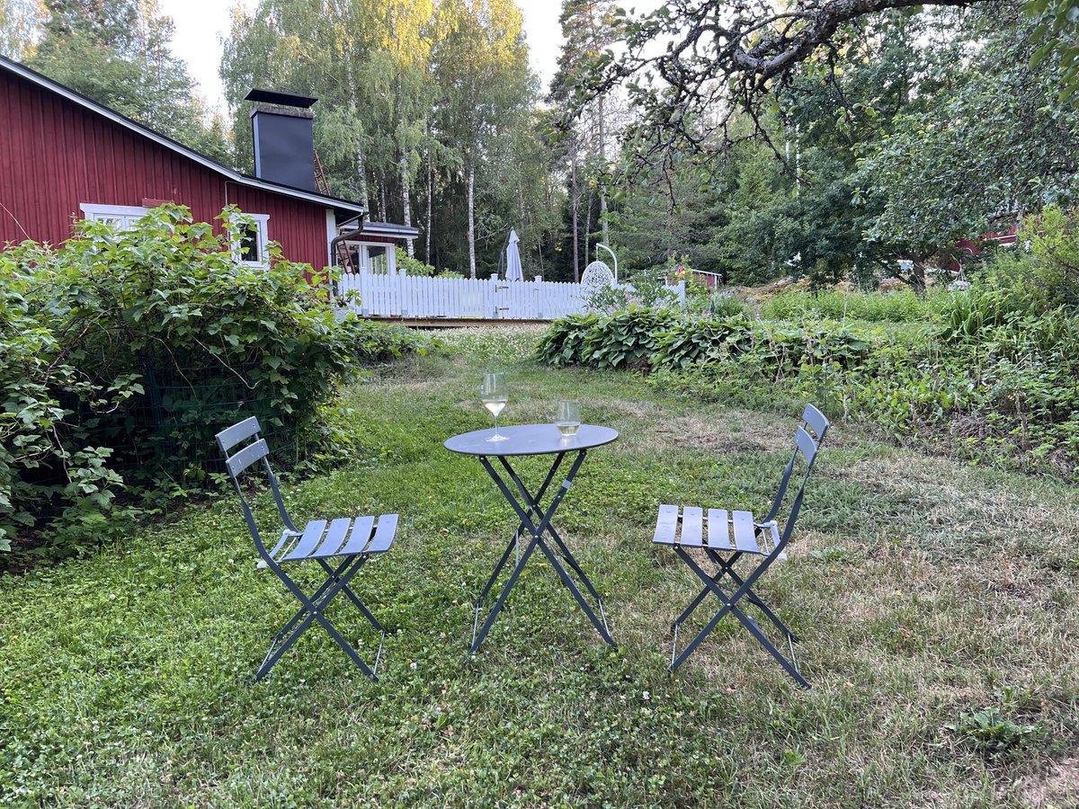 MoisioJuha's tweet photo. Harmoninen ilta omassa viinibaarissa. #kesä #halmela #hajala #halikko @Salonkaupunki https://t.co/W3P1qocpNf