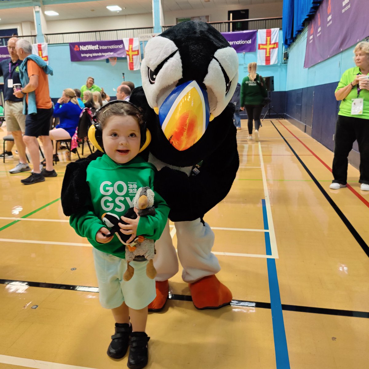 Nia and her favourite cuddly puffin 'King Oppie' finally caught up with Jet this morning at the women's basketball. Jet was amazing with her, doing high fives and dancing. It absolutely made her day! @Guernsey_2023 #ThankYouJet