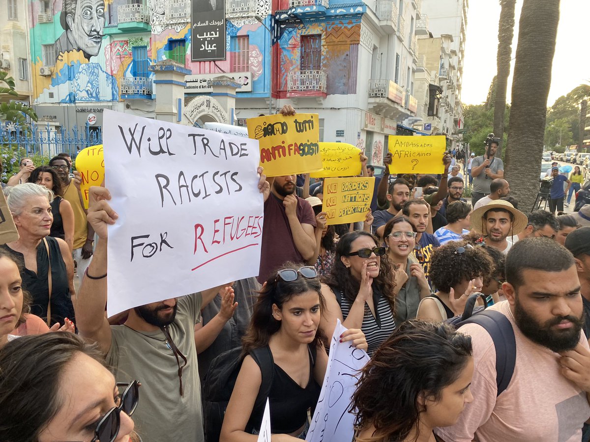 AriannaPoletti's tweet photo. Ora a Tunisi un piccolo gruppo di attivisti scende in piazza contro le politiche di esternalizzazione delle frontiere europee e le deportazioni di migranti subsahariani al confine con Libia e Algeria. https://t.co/rgCci9G4Zt