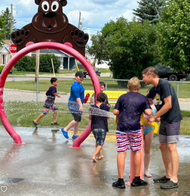 rdsbcodesummer1's tweet photo. Independent reading and one-to-one instruction. One of the many ways we support student learners. Then it's time to play #splashpad @OntarioSLP https://t.co/AcVur8UDn3