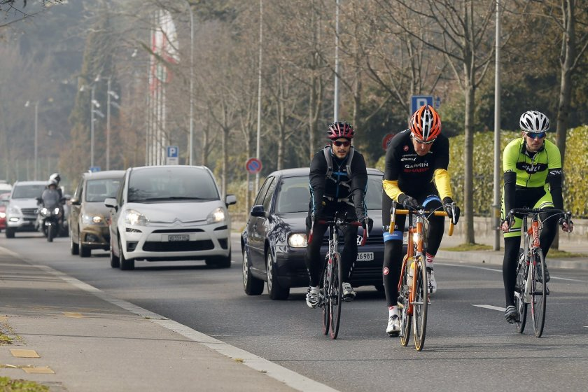 MaxPyziur's tweet photo. @xjr358 @trishankkarthik @nntaleb One titanium brand that seems to have been around is .@SerottaCycling. .@JohnKerry is a big fan (he is TALL) of the brand & when #SecretaryState he brought his bike w him; note the pics from some ride w security in Lake Geneva.
I saw one rider on a Serotta in NYC once; <meh> https://t.co/BhkaCOYcLj
