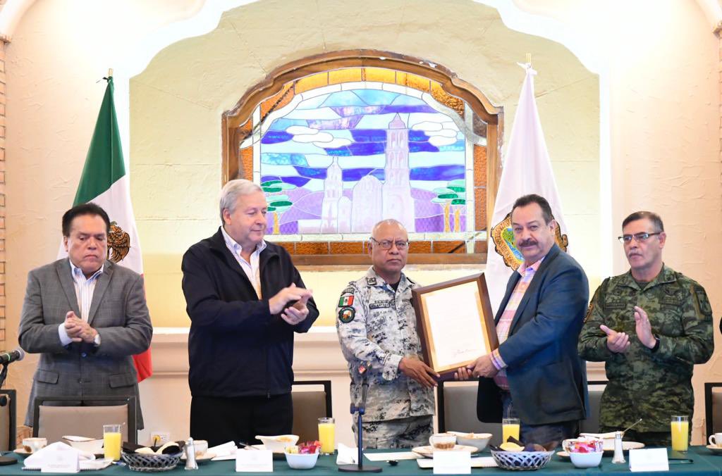 SegobCoahuila's tweet photo. En la reunión regional de la Mesa de Seguridad, se hizo entrega de un reconocimiento del @GobDeCoahuila a la @GN_MEXICO_, por su destacada labor en favor de la #Seguridad, su profundo compromiso social y su invaluable contribución para el engrandecimiento de #Coahuila y #México. https://t.co/MsCoX5J6Cx