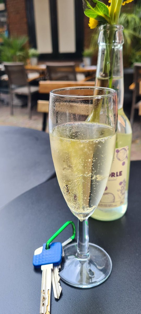 Het heeft even geduurd, maar vandaag dan eindelijk de overdracht en dus eigenaar van een nieuwe woning 
🏡🍾🥂🔑