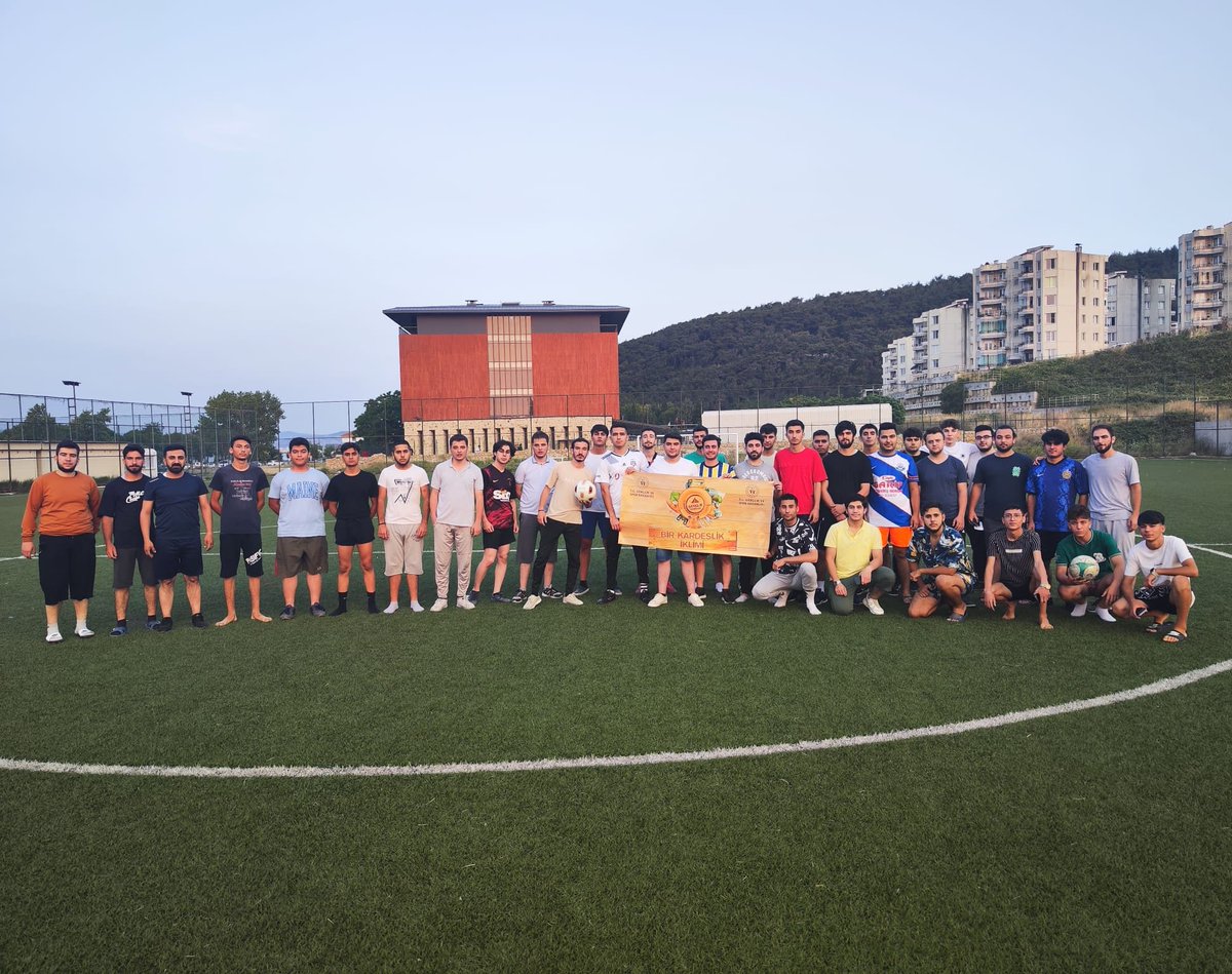 Çanakkale Kamp Merkezimizde diğer illerden gelen gençlerimizle futbol maçı gerçekleştirdik. Kazanan tabiki dostluk oldu. 🤗⚽️