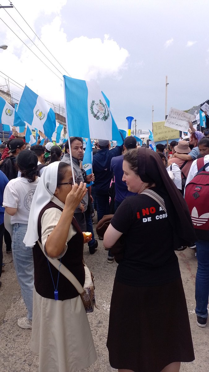 EstuardoSC's tweet photo. Cuando lean o escuchen a alguien diciendo que Bernardo o Semilla quiere prohibir las religiones, muéstreles esta foto del 13 de julio del 2023.

La victimización de líderes religiosos es porque son criminales que no quieren que les pidan cuentas. https://t.co/Q0uEphhPsj