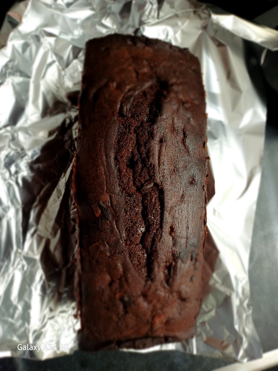 GiesjeZuidema's tweet photo. #Bakmiddag. 6 #broden in totaal en een #darkchocoladecake schot in de roos en hij is zoon zacht de cake. Hij smelt bijna in je mond. https://t.co/EuvO2pmsGp