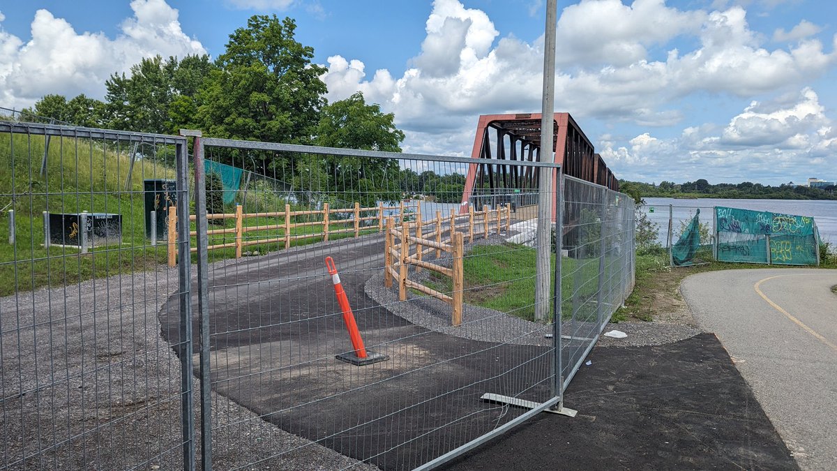 Laura Mueller tweet media