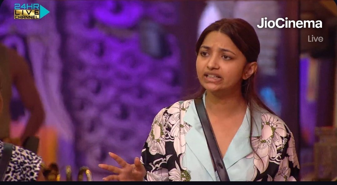 TUSU_CLOTHING's tweet photo. Pooja Bhatt ji says to Jiya Shankar, "Go and put your makeup on and chill out," 

#BiggBossOTT2 #JiyaSankar #PoojaBhatt  #BBOTT2 #BBOTT https://t.co/YFCpXhfecR