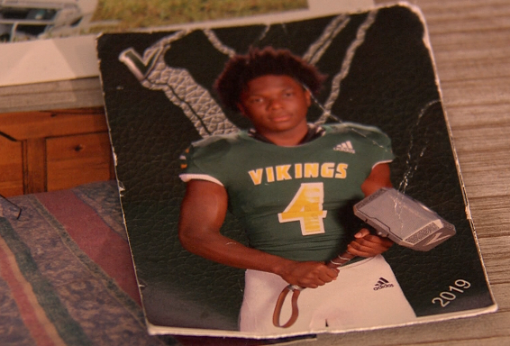 Chazf_tv's tweet photo. From dominating with @TheValley_FB to showing some great flashes in his freshman season with @GamecockFB -- @DQSm1th's dad @AndreSmith1980 has always been by his side. 

Can't wait for this feature later this summer on the hometown kid who's playing in his backyard with family cheering him on.

@abc_columbia