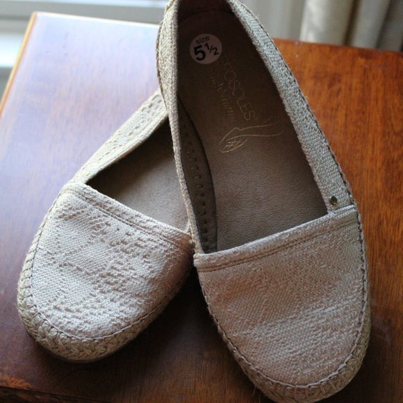 MerryMegan's tweet photo. So good I had to share! Check out all the items I'm loving on @Poshmarkapp from @Underthewire223 @joyfuljill28 #poshmark #fashion #style #shopmycloset #aerosoles: https://t.co/Kj5NkiiTa0 https://t.co/SDPvZdTrLS