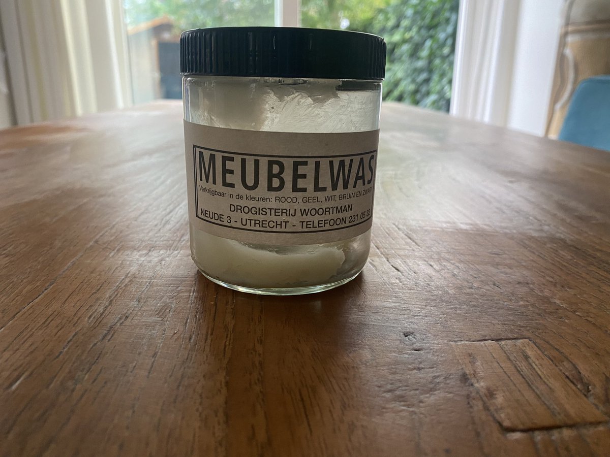 Onderhoud in de zomer: de tafel licht schuren en in de bijzondere en geheime was zetten van drogisterij #Woortman aan de Neude #Utrecht. Met de stevige geur van ambacht.