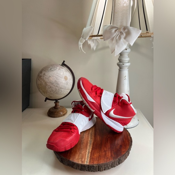 Store1Aki's tweet photo. So good I had to share! Check out all the items I'm loving on @Poshmarkapp #poshmark #fashion #style #shopmycloset #nike: https://t.co/0KJRppb747 https://t.co/rD1xnoz0W5