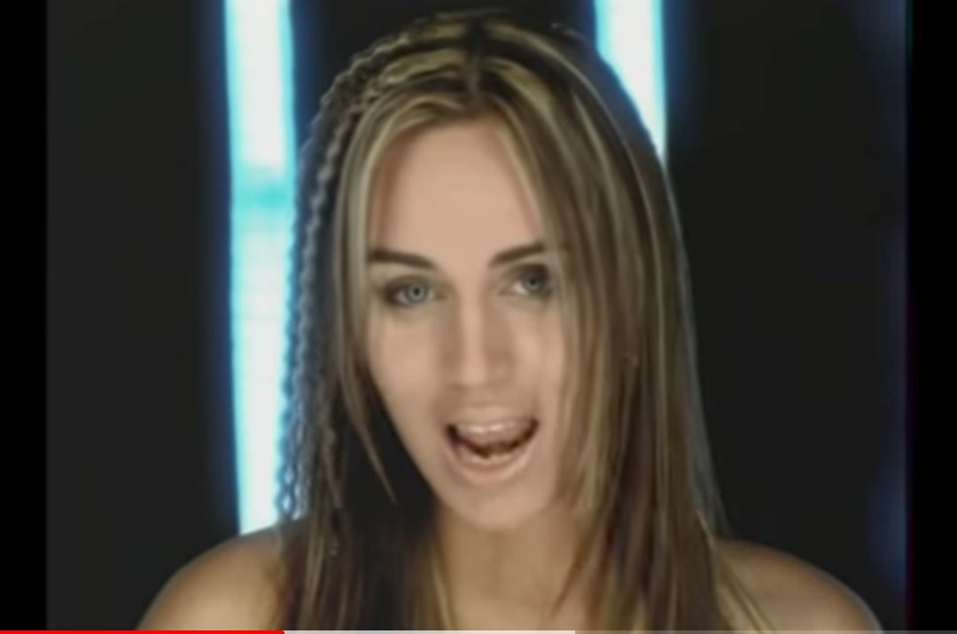 En cosas que a nadie importan, cada tanto vuelve a mi memoria el amor platónico por <a href="/DanielaAleuy/">Daniela Aleuy</a>, que viene desde los tiempos del pase lo que pase y se repite "sol" en mi cabeza hasta que termino escuchandola a todo volumen...  #placerculpable #bella 😊 😍