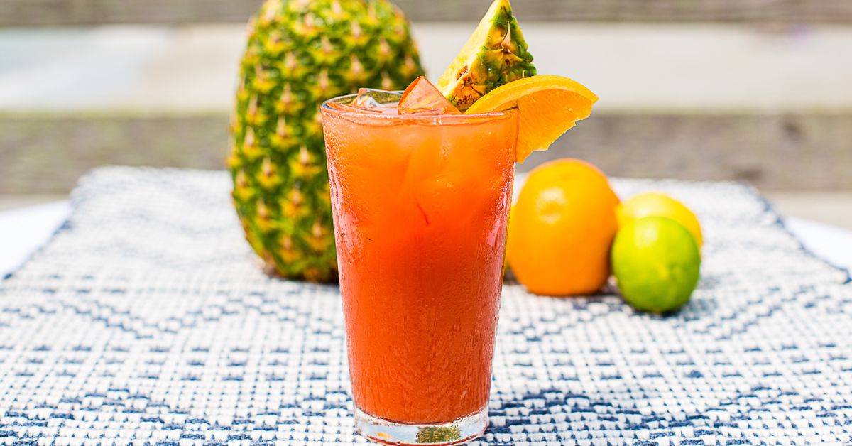 OceanicDining's tweet image. Just remember - you can still enjoy the views of the ocean with some tropical vibes even if it's raining outside. Come grab a seat at the Jetty Bar. 
🍹: Our Stumbling Islander (a local fav)
#JoinUsAttheO #oceanfrontdining @thingstodowilmington @visitwilm  @Wilmingtoncoast