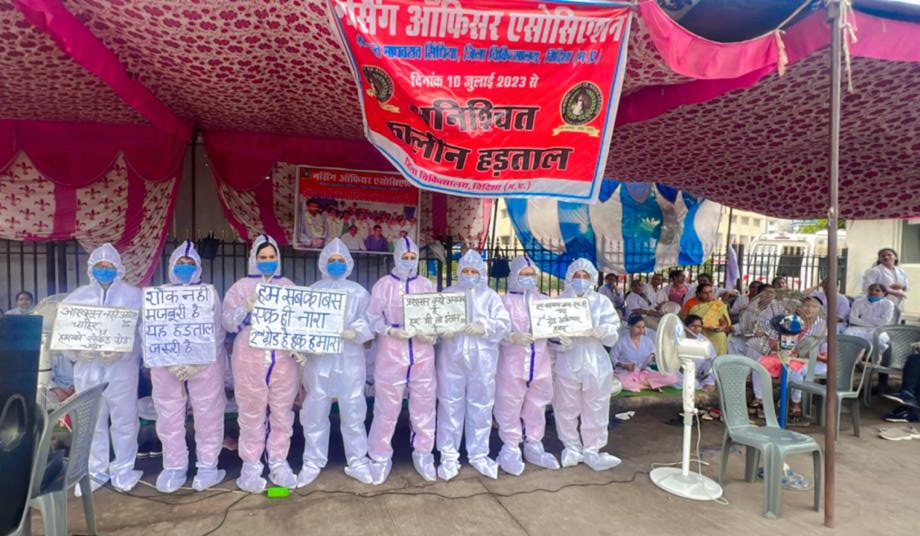 NURSING52267954's tweet photo. 💥आंदोलन💥
पीपीटी किट किट पहनकर नर्सिंग ऑफिसर ने की प्रदेश सरकार के खिलाफ नारेबाजी, थाली बजाकर जताया विरोध, नर्सिंग ऑफिसर्स का अनिश्चितकालीन आंदोलन चौथे दिन भी जारी, स्वास्थ्य व्यवस्थाएं चरमराई। @BBCBreaking @BBCHindi @ABPNews @ChouhanShivraj @CNN @News18MP @PMOIndia @ZeeNews https://t.co/vEgxfEnefS