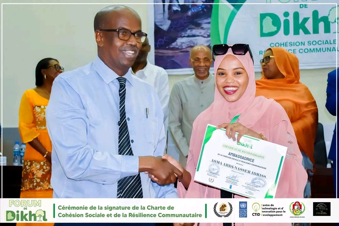 AsmaaNalka's tweet photo. Remise de certificat de reconnaissance pour une Embassadrice de la cohésion sociale pour la santé, donné par le préfet de la  ville..🇩🇯🇩🇯 pour battre a une djibouti meilleure sur la domaine de la santé👋🇩🇯 https://t.co/694JqYW9em