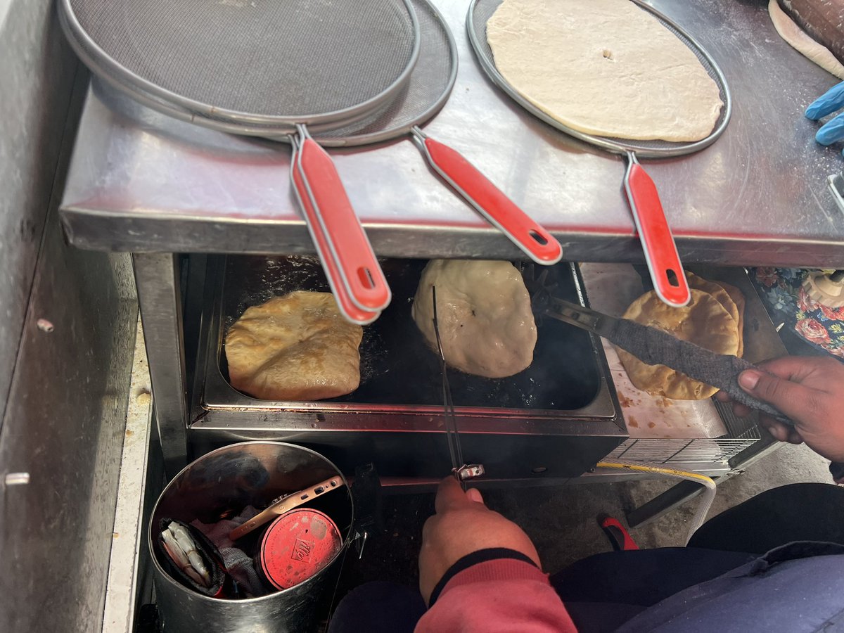 cviola2's tweet photo. LAS TRADICIONES 🇺🇾

“Tortas fritas” de autor:

Ana y Manuel, madre e hijo sanduceros, amasan todos los días en PAGOLA esq. BENITO BLANCO y fríen en aceite vegetal.

Llegan de Toledo sobre las 13:30 y están hasta 18:30 (L a V).

El martes 18/7 estarán abiertos.

#Emprendedores https://t.co/vfavMGme5n