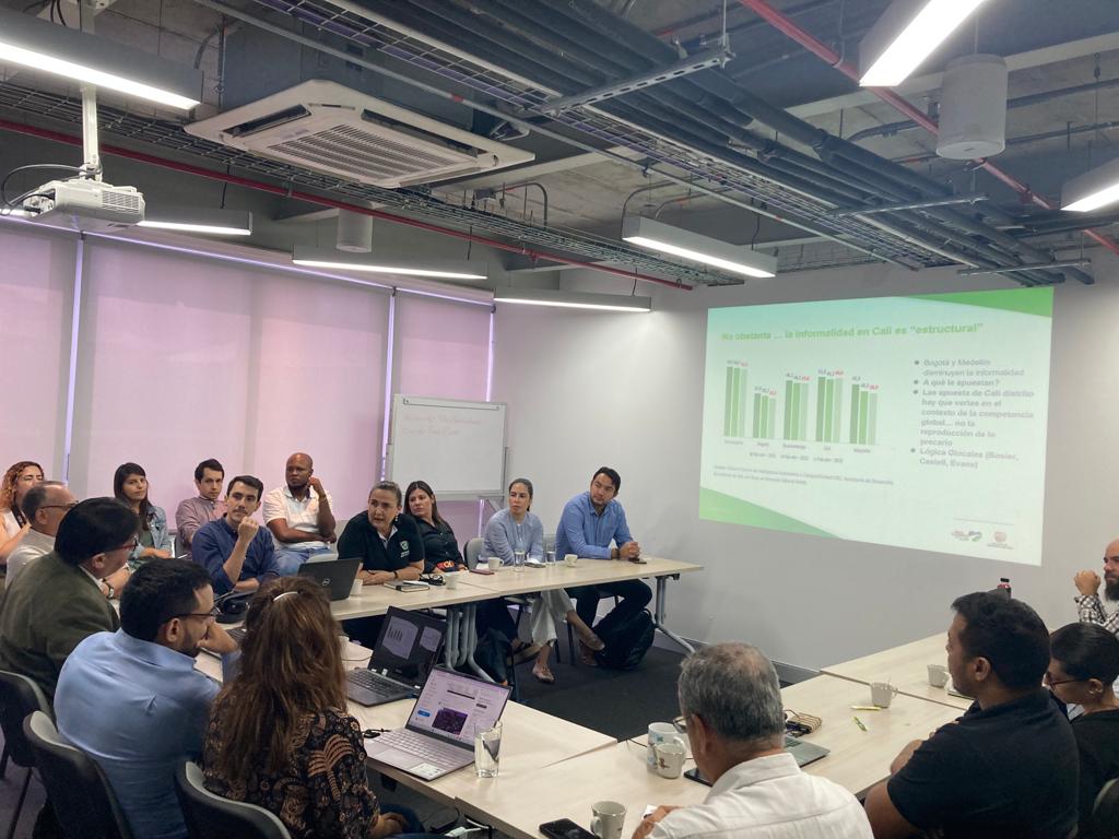 CIEValle's tweet photo. Estuvimos en la Mesa Técnica de Inserción Internacional del #CADEC, trabajando juntos para impulsar el crecimiento económico y fortalecer nuestra proyección internacional.
¡Seguimos construyendo un futuro próspero para #Cali! https://t.co/QB9YtUHImM