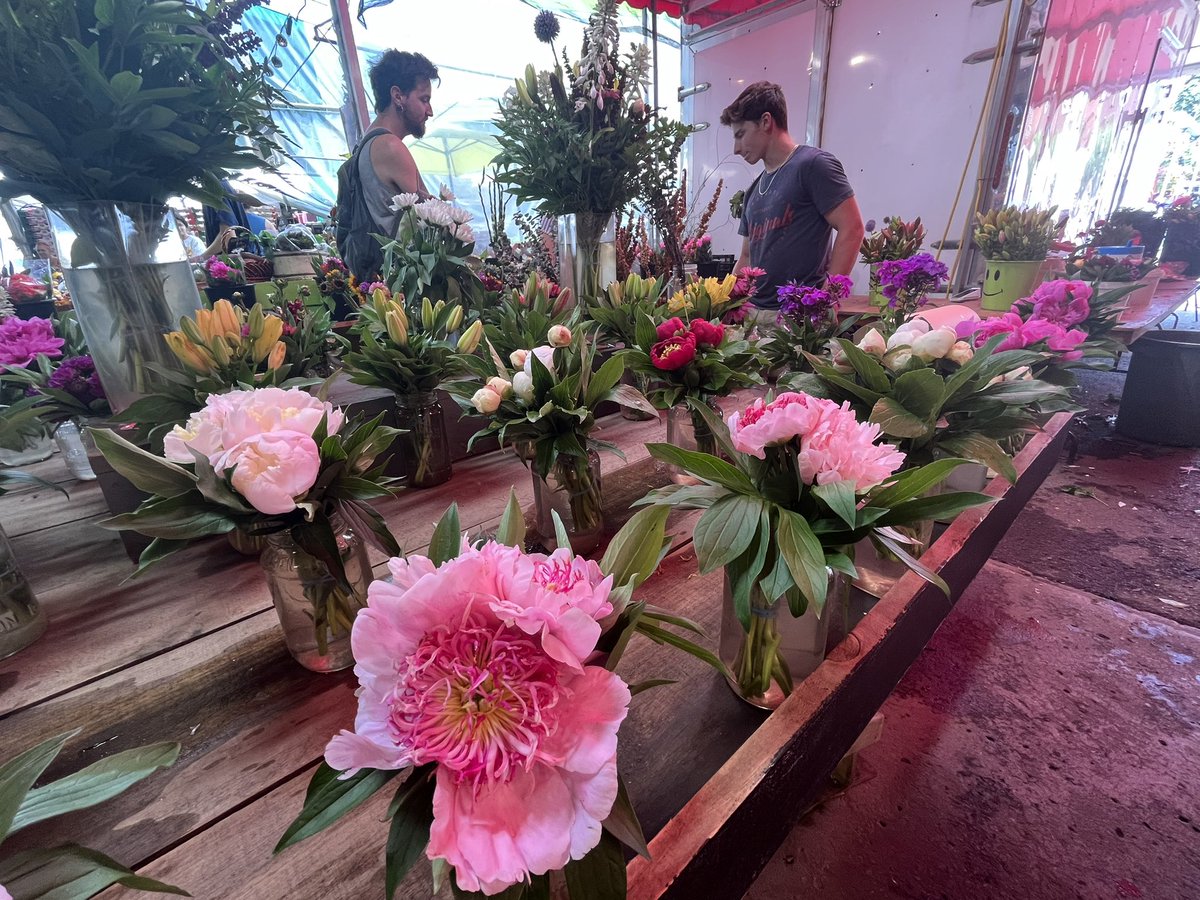 ToulasTake's tweet photo. Made a quick pit stop at the Atwater market to meet a longtime friend visiting from Toronto for lunch &amp; the place was HOPPING! 🎉 Long lineups at the food stalls. Satay Bros music blaring! 🎶 Such a fun vibe. On the way home bought a tiny bouquet &amp; a big watermelon! 🍉 #MTLsummer https://t.co/ojmKTgD7YA