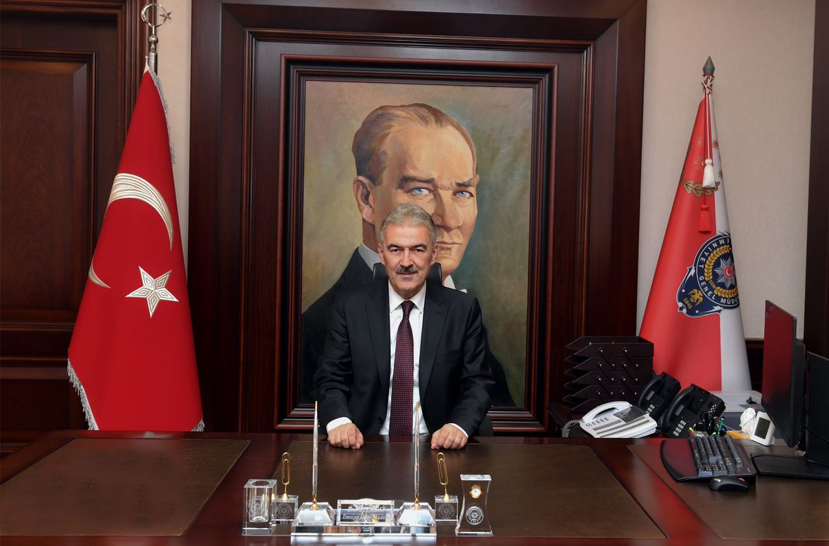 EmniyetGM's tweet photo. Emniyet Genel Müdürümüz Sn. Erol Ayyıldız'ın 15 Temmuz Demokrasi ve Milli Birlik Günü Mesajı

https://t.co/HElsSlCNlJ https://t.co/hmRMgAcJBP