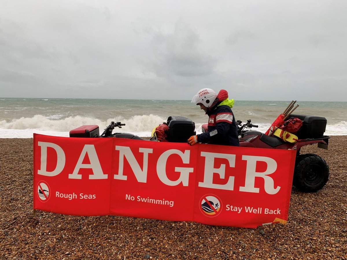 🚨There is a yellow weather warning in place this weekend for strong winds. 🚨Please remember: 🧡High winds mean dangerous sea 🧡Don’t be caught out 🧡Stay away from the coast and stay safe 🧡If you see anyone in difficulty call 999 and ask for the coastguard #brighton #rnli