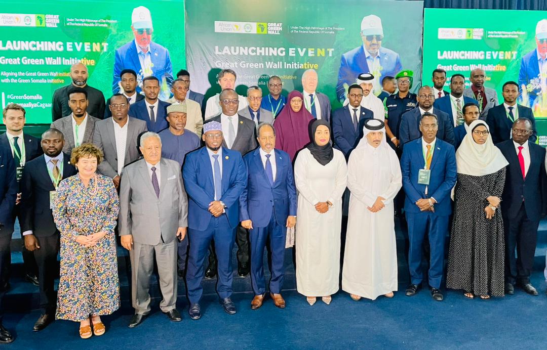 AU_DARBE's tweet photo. H.E #President Hassan Sheikh Mohamoud officially launched the Great Green Wall Initiative of #Somalia to combat #Desertification, #Drought and #ClimateChange challenges on the territory. 
@auggwi
@1_billiontrees
@AfricanUnion 
#GGWI 
#GreenSomalia
 #SoomaaliyaCagaaran
 #COP28. https://t.co/wkWQtm1X0H