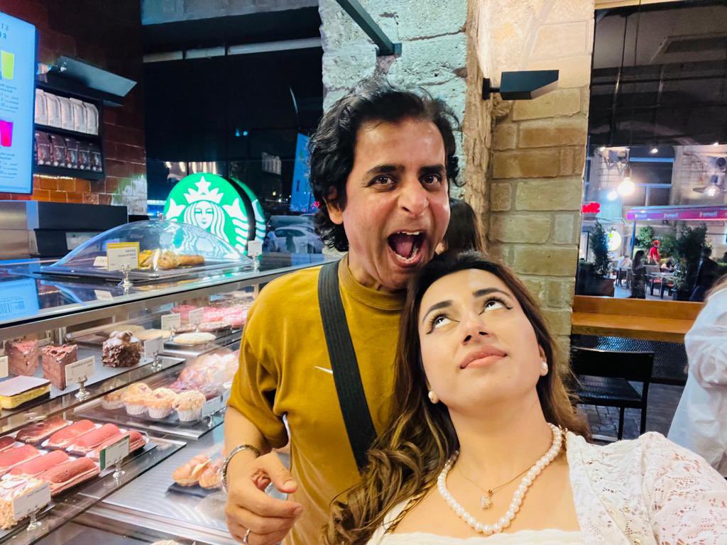 اس کی بیوی کی قبر کی مٹی ابھی خشک نہیں ہوئی ہو گی اور اس کی حرکتیں چیک کریں چول انسان کی😂😂😂