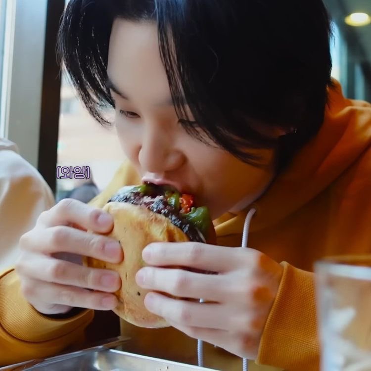 min_donut's tweet photo. Yoongi holding a burger (I love him 🥹) https://t.co/7BHALrChGK