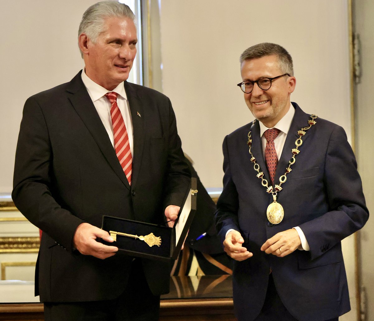 Con la Llave de Honor de la Ciudad de Lisboa fue distinguido el Presidente <a href="/DiazCanelB/">Miguel Díaz-Canel Bermúdez</a>, quien agradeció profundamente tan simbólico gesto, que es muestra de los fraternales lazos que unen a los pueblos cubano y portugués.

#DíazCanelEnPortugal 🇨🇺🇵🇹