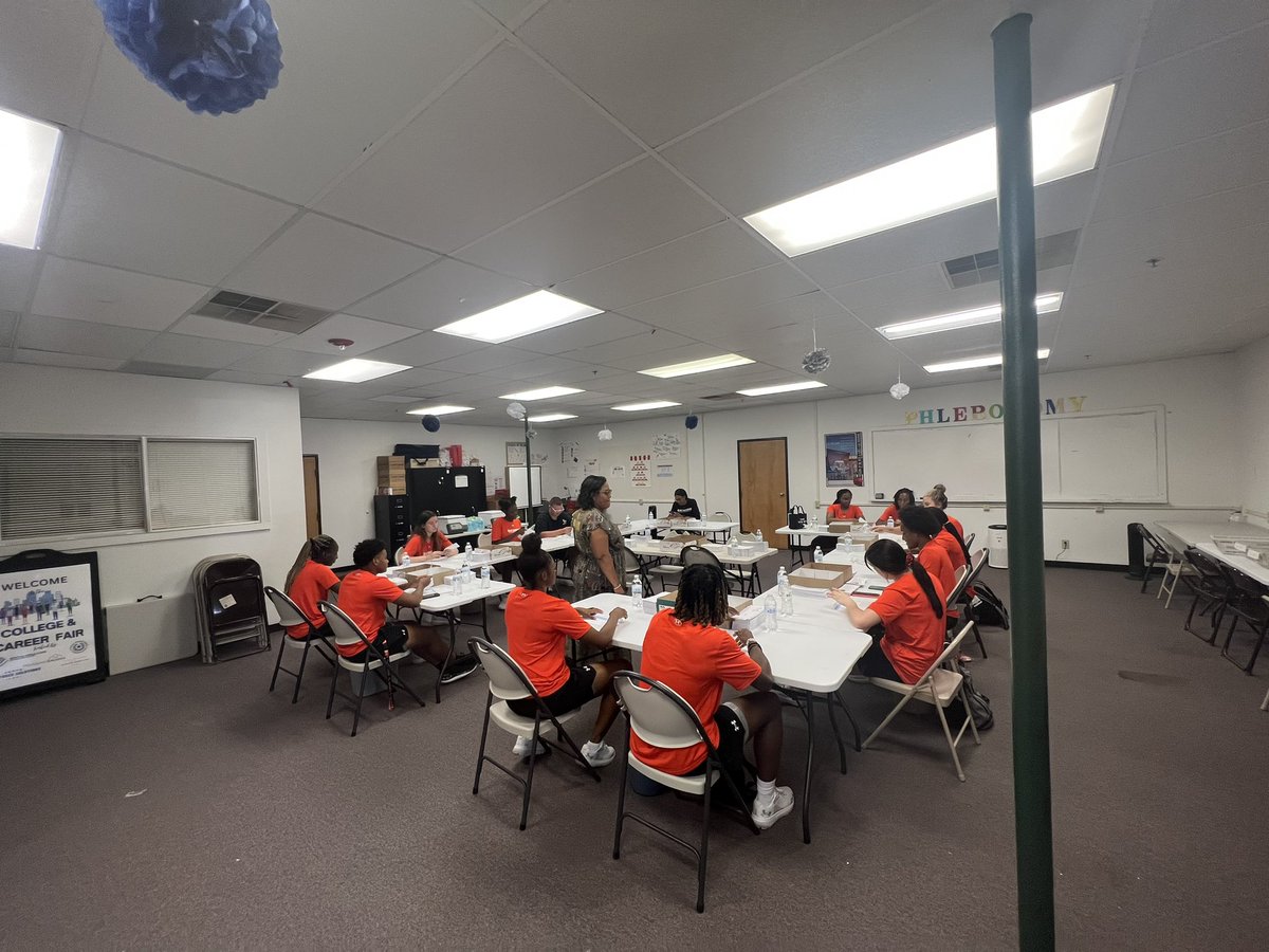 Bearkats_WBB's tweet photo. Thank you to the Boys and Girls Club of Walker County for allowing us to volunteer this week! #EatEmUpKats #WinTheDay #NoLimitsOnUs https://t.co/wBRrtKwT0O