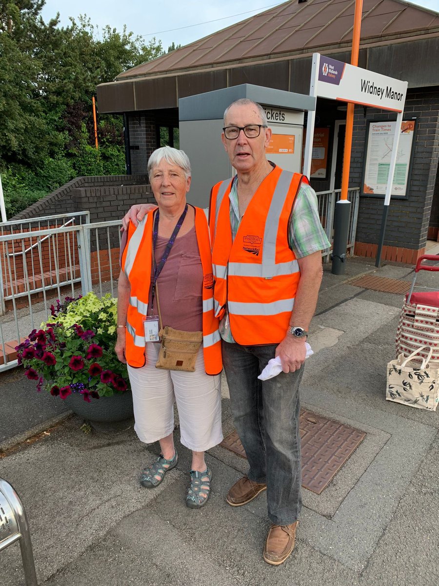 A big shout out to Sandra’s brother visiting & all the way from Perth in Australia & who is helping out Sandra & Howard with the station volunteers duties at #HallGreen & #BirminghamMoorSt stations