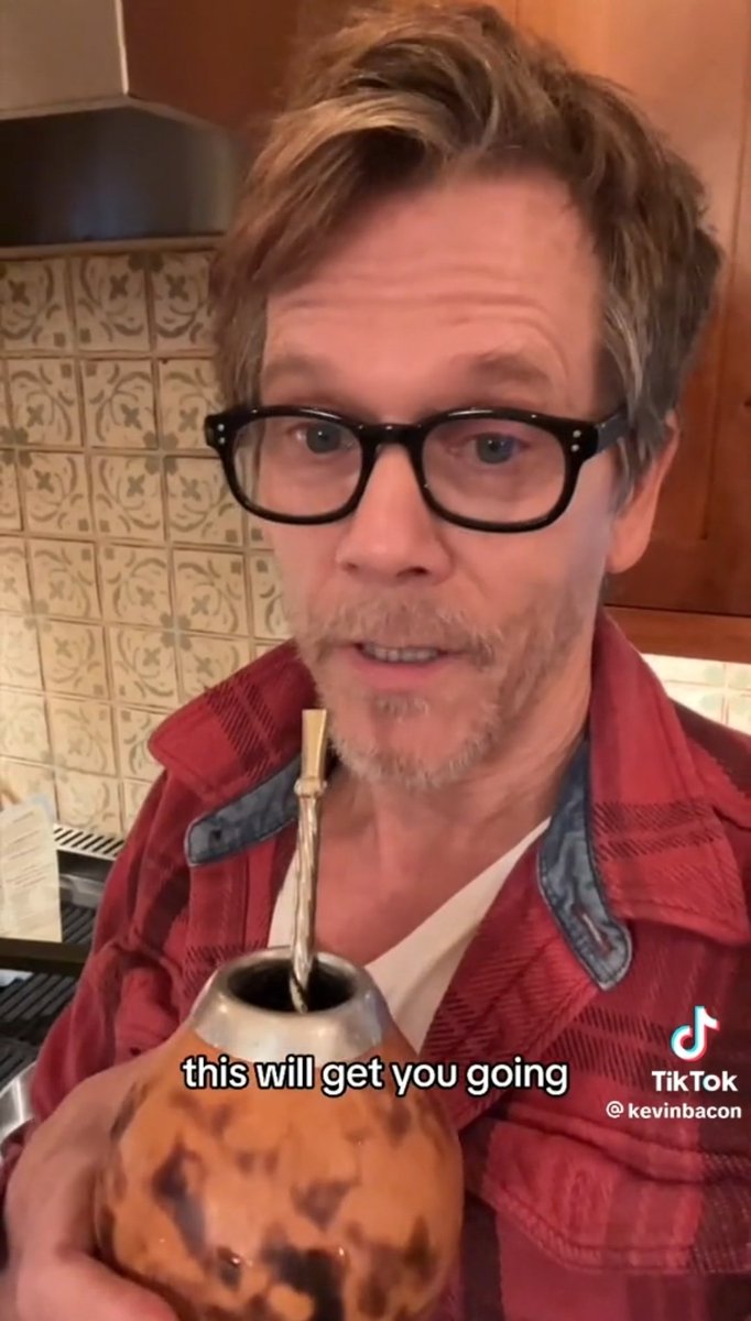 Kevin Bacon tomando mate🧉 en su último video de TikTok donde muestra cómo prepara su desayuno y de paso recomienda que tomen mate🙌🏻🇦🇷