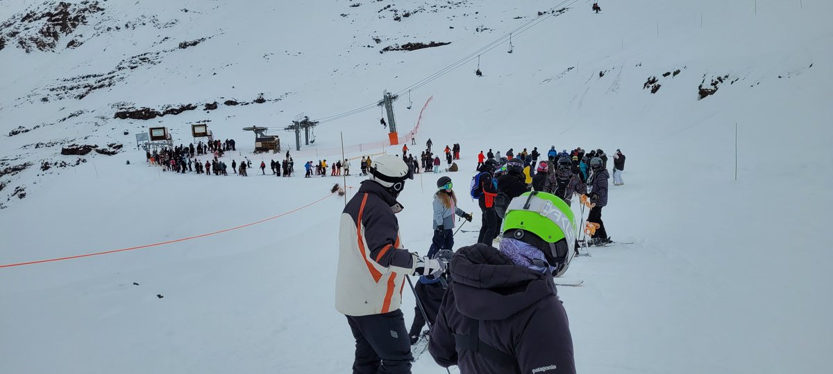 FelipeHB77's tweet photo. @Valle_Nevado que onda nada funciona bien, desde escaleras mecánicas y ahora varados en telesilla mirador por 30 min.  Necesitamos ayuda, hace frío y esto no se mueve! @biobio @meganoticiascl https://t.co/m3QKJpRvoz