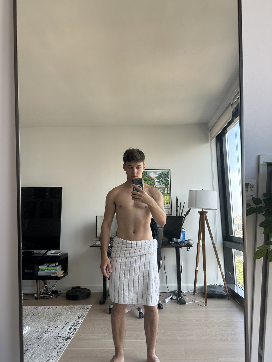 artiomboy on Twitter: "Rt if I should drop the towel https://onlyfans.com/artiomboy33"