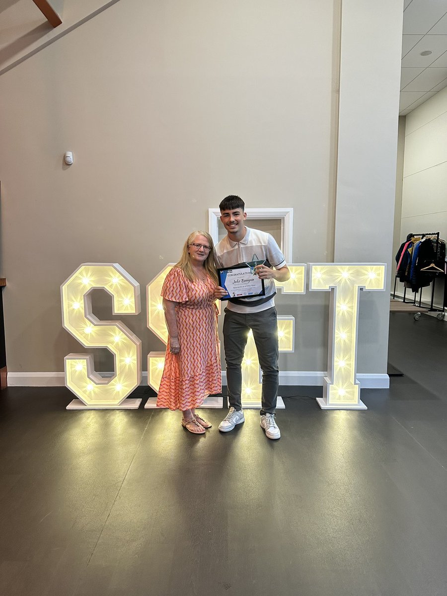 🏵Apprentice of the Year Award🏆

Highly commended: Kayleigh Gray from St Ippolyts

Winner: Jake Bunyan from <a href="/GilesJunior/">Giles Junior School</a> <a href="/SportsforGiles/">Giles Junior Sports Department</a> 

@SF_TrainingUK 

#ssftawards23