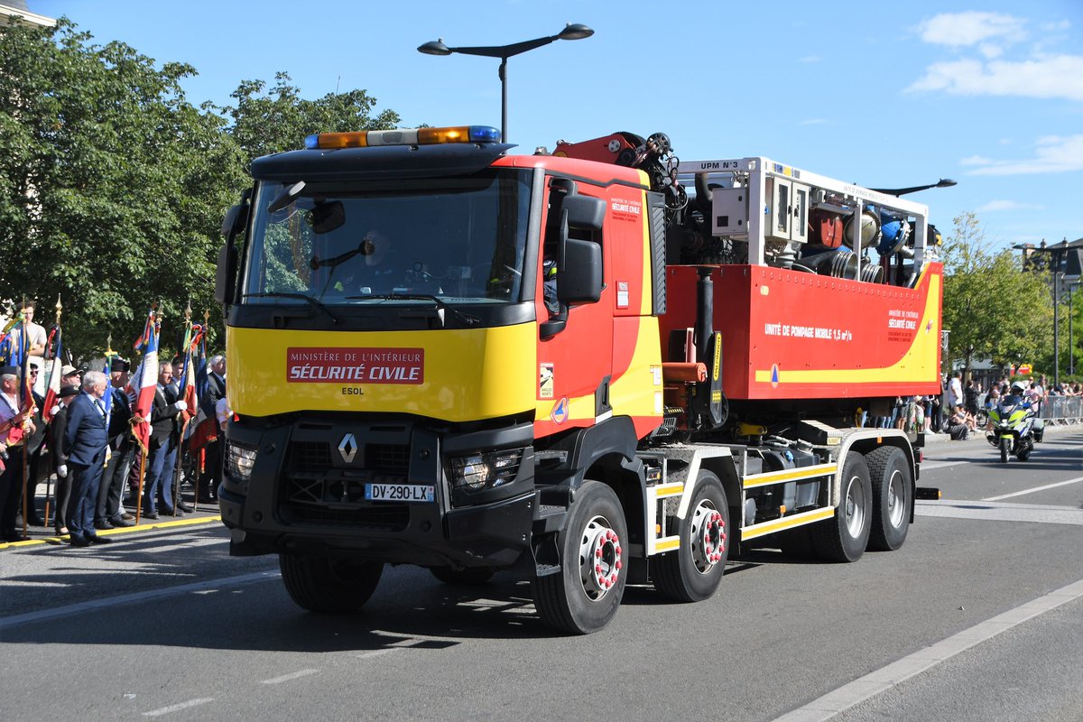 riisc_1's tweet image. #14juillet 🇫🇷: Partout, nos sapeurs-sauveteurs des #FORMISC et le personnel des #ESOL portent nos trois couleurs, sur l’épaule et dans le cœur. Engagés dans le monde entier, c’est avec fierté qu’ils ont participé aux cérémonies de la #FêteNationale à #Paris et en province.