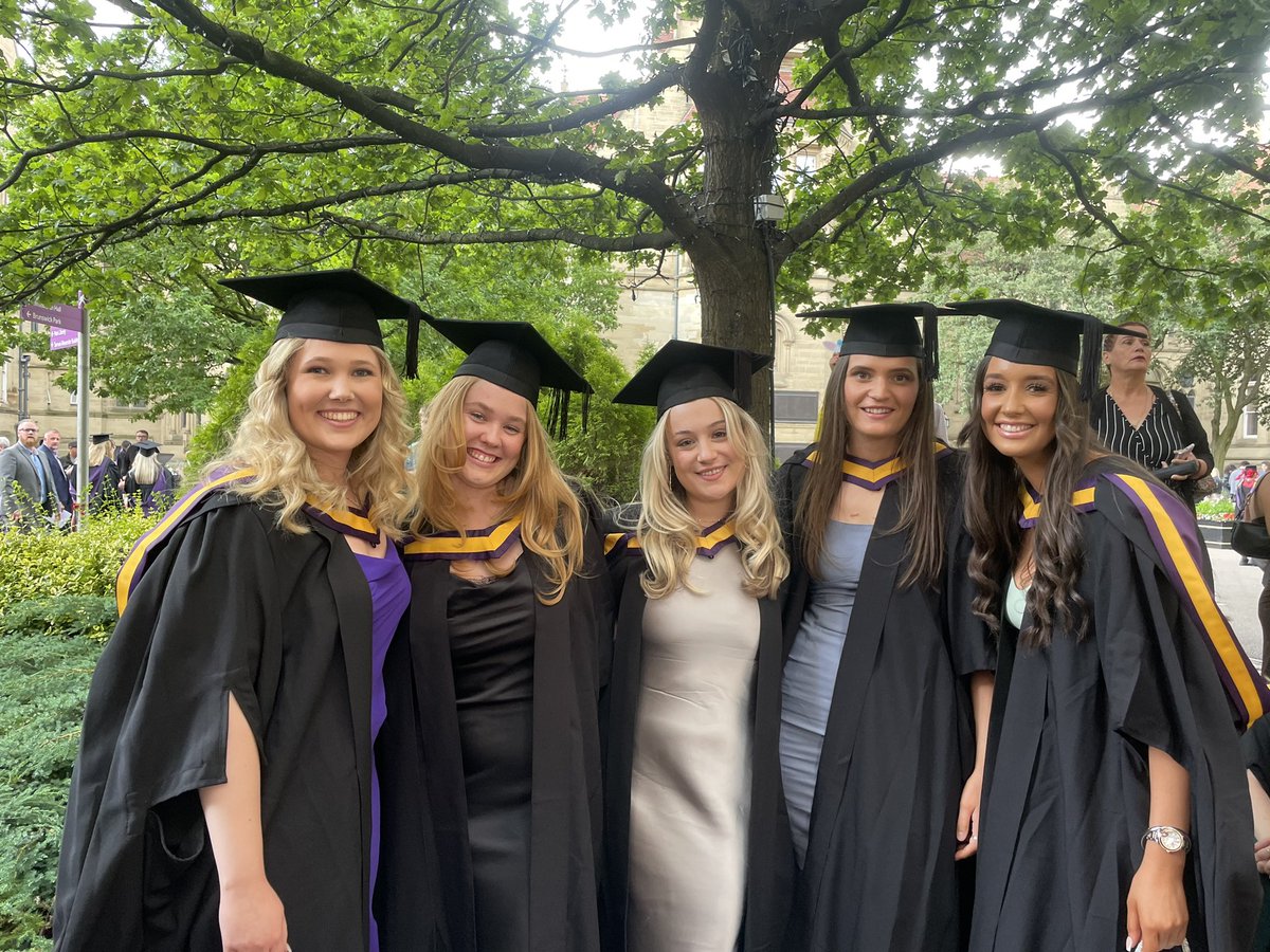 Graduation Day👩🏼‍🎓Absolutely loved celebrating with everyone who supported me through my degree🥳Over the moon to also be the recipient of an Outstanding Academic Achievement Award for graduating with the highest overall mark in my cohort 🥹  #uom #slt #graduation2023 #mysltday