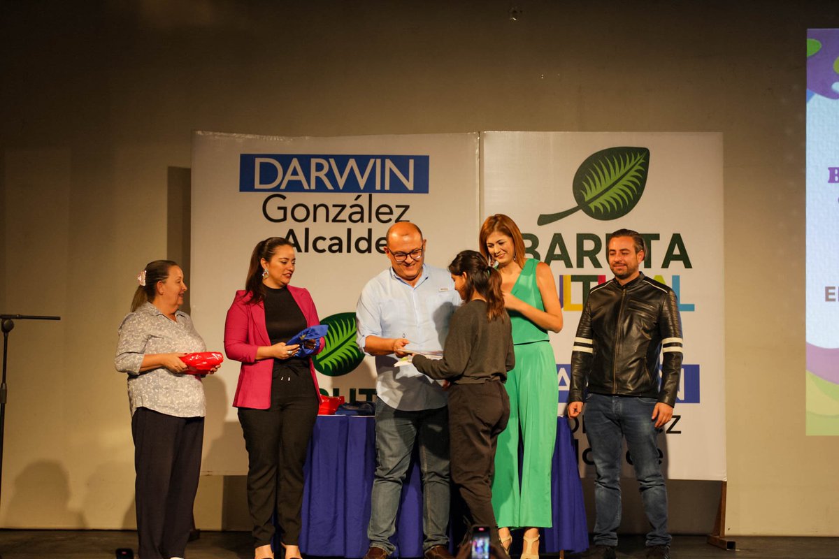 ClaudioRipa10's tweet photo. ¡Que día tan emotivo! 

Ayer estuve presente en la premiación de Reto Expresivo organizado por @barutacultural donde celebramos a 31 estudiantes de bachillerato que realizaron cuentos e ilustraciones. https://t.co/BBEgCss0CM